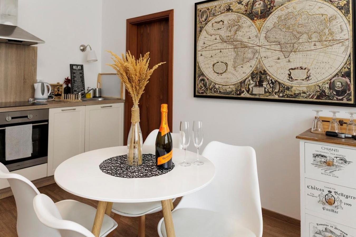Diamond Residence In Old Town With Free Parking براتسيلافا المظهر الخارجي الصورة