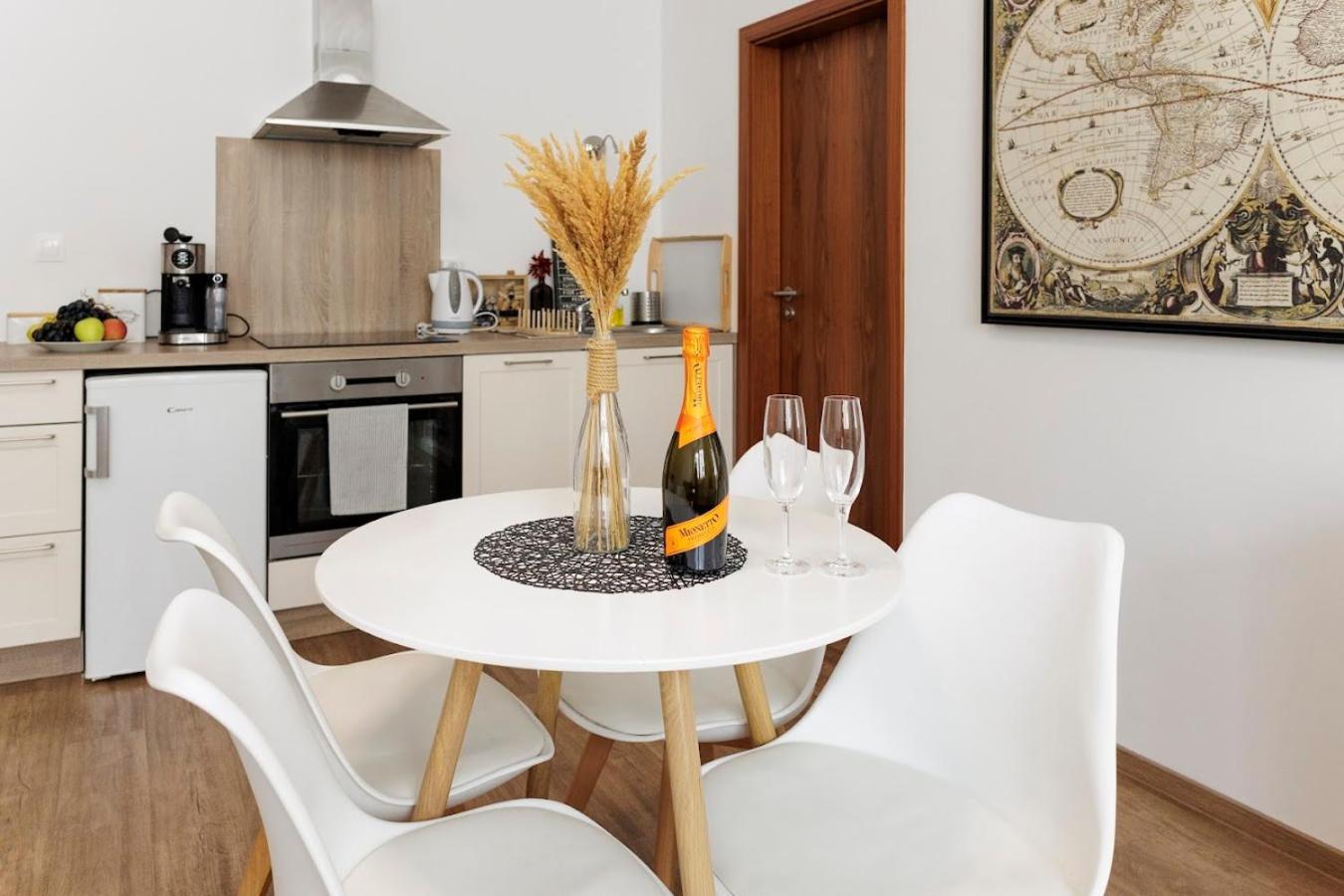 Diamond Residence In Old Town With Free Parking براتسيلافا المظهر الخارجي الصورة